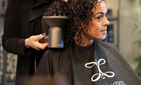 Technieken om je krullen mooi te föhnen